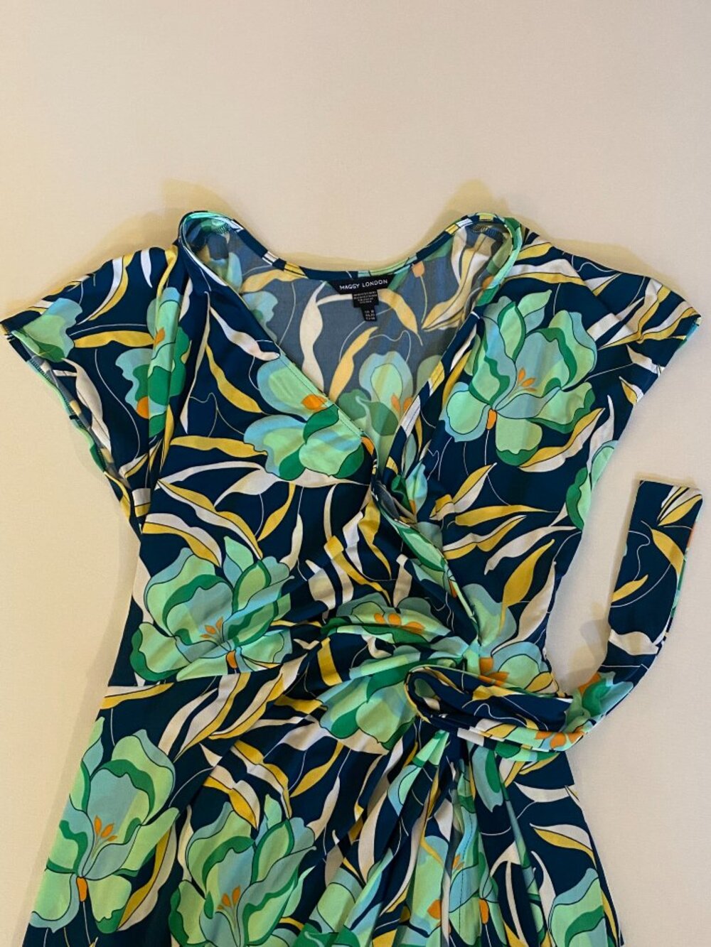 Womens bold green floral stretch Maggy London dress sz 16
